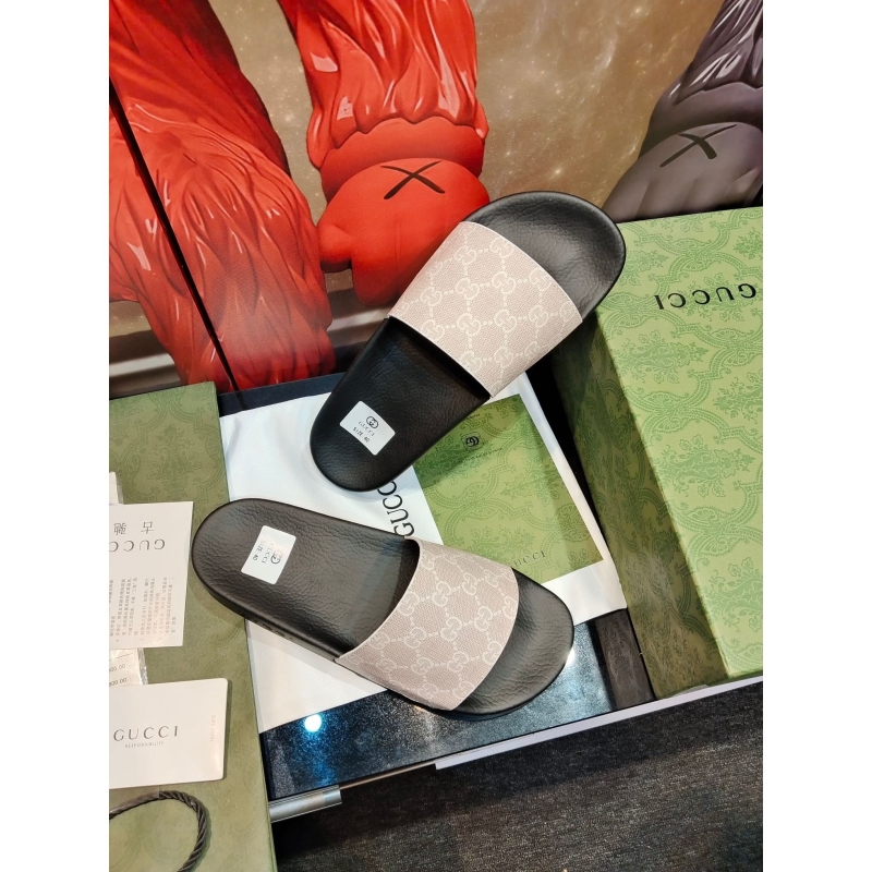 G*u*i slippers